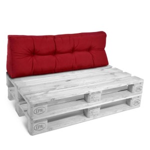 Rotes Paletten-Rückenkissen mit Heftungen auf weißen Europaletten. Komfortable Auflage für Palettensofas.