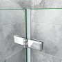 Detailaufnahme: AICA Badewannenfaltwand mit Chrombeschlägen und ESG Glas Duschwand.