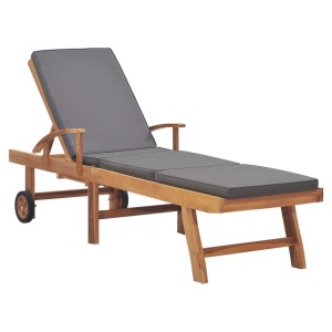 Sonnenliege aus Teakholz mit dunkelgrauer Auflage und Rädern. Ideal für Garten und Terrasse.