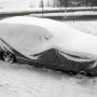 Silberne APA Auto Wintergarage universal, bedeckt mit Schnee, schützt vor Frost.