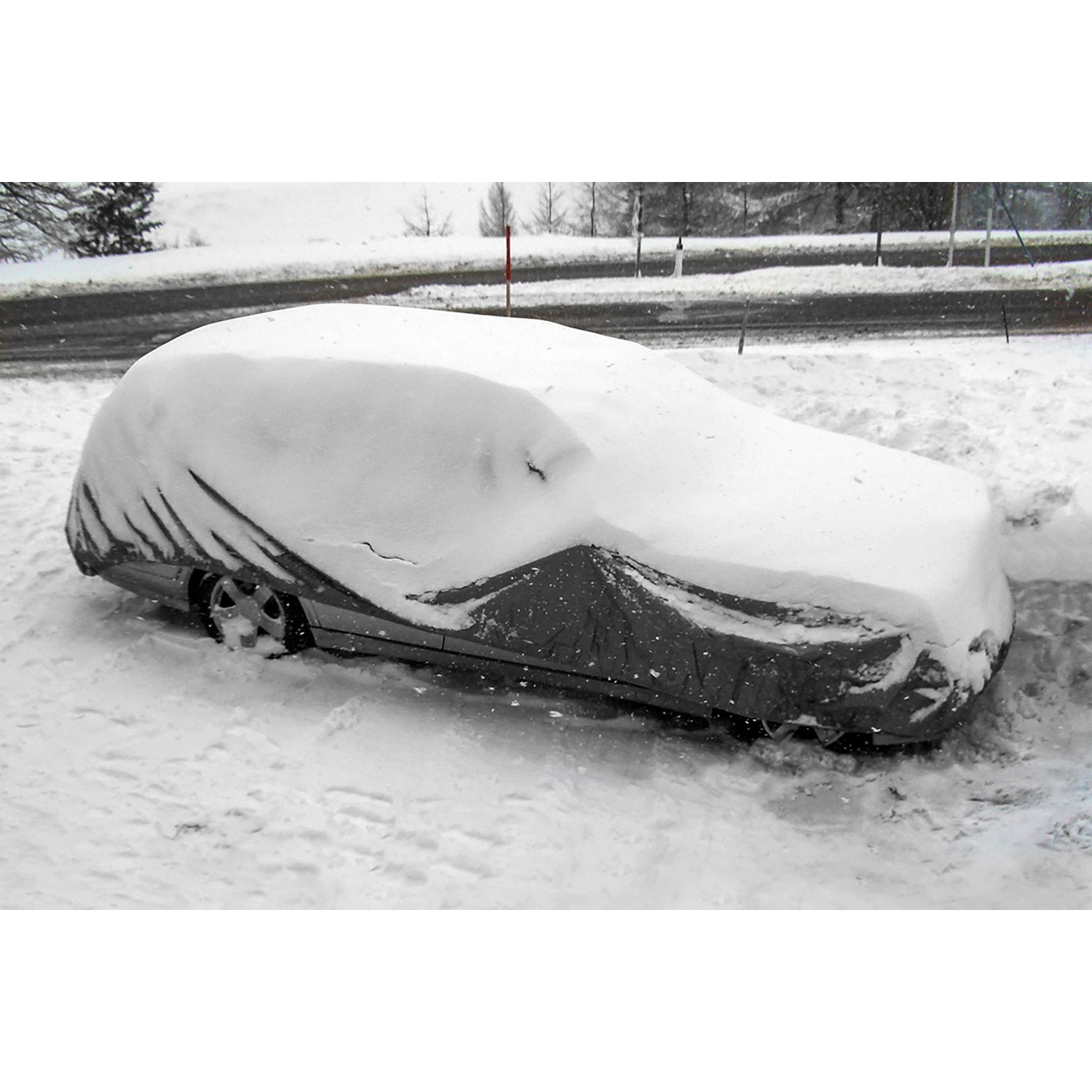 Silberne APA Auto Wintergarage universal, bedeckt mit Schnee, schützt vor Frost.