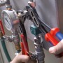 Knipex Alligator Wasserpumpenzange 300 mm im Einsatz an einer Rohrleitung.