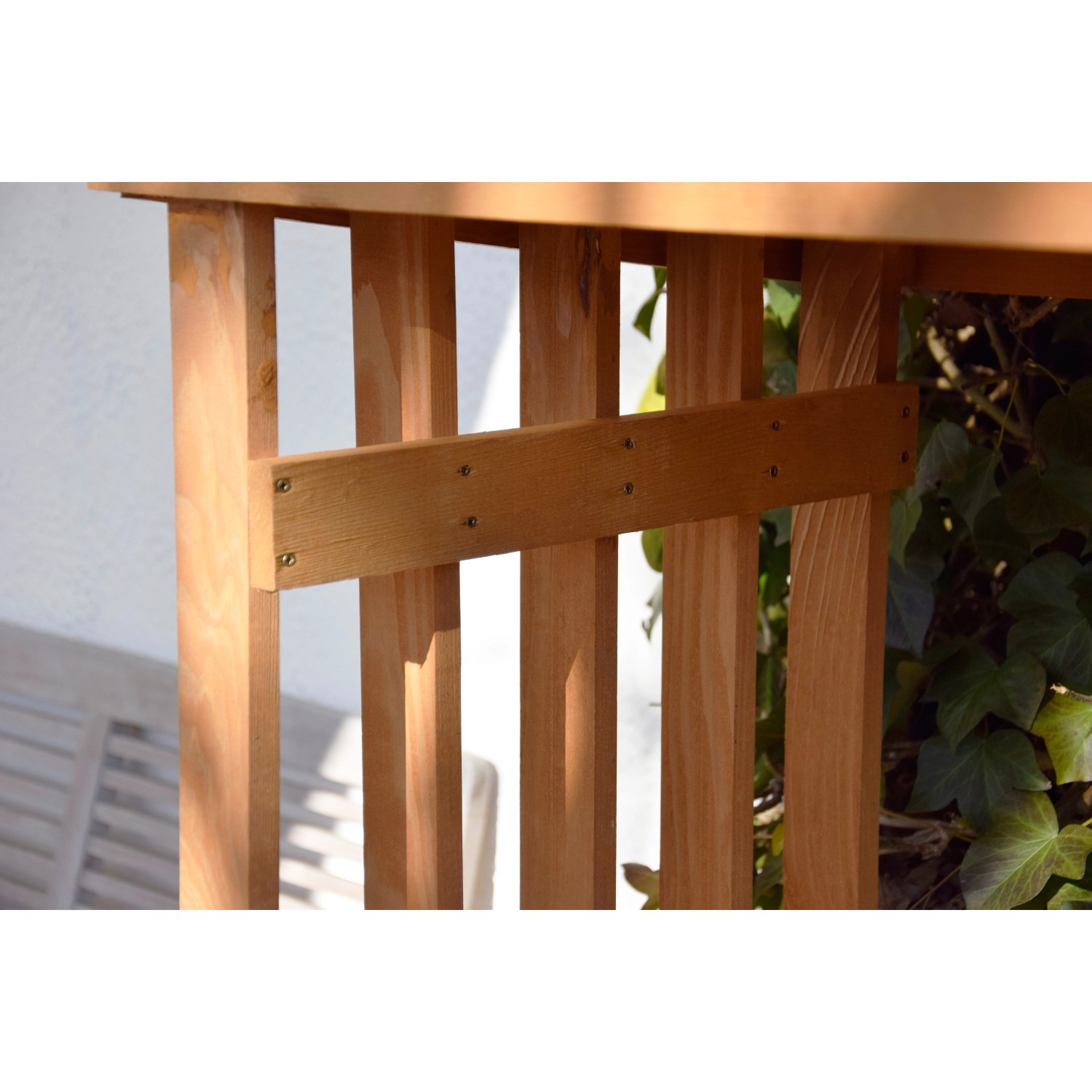 Detailansicht des braunen Kaminholzregals aus Kiefernholz von Dobar.