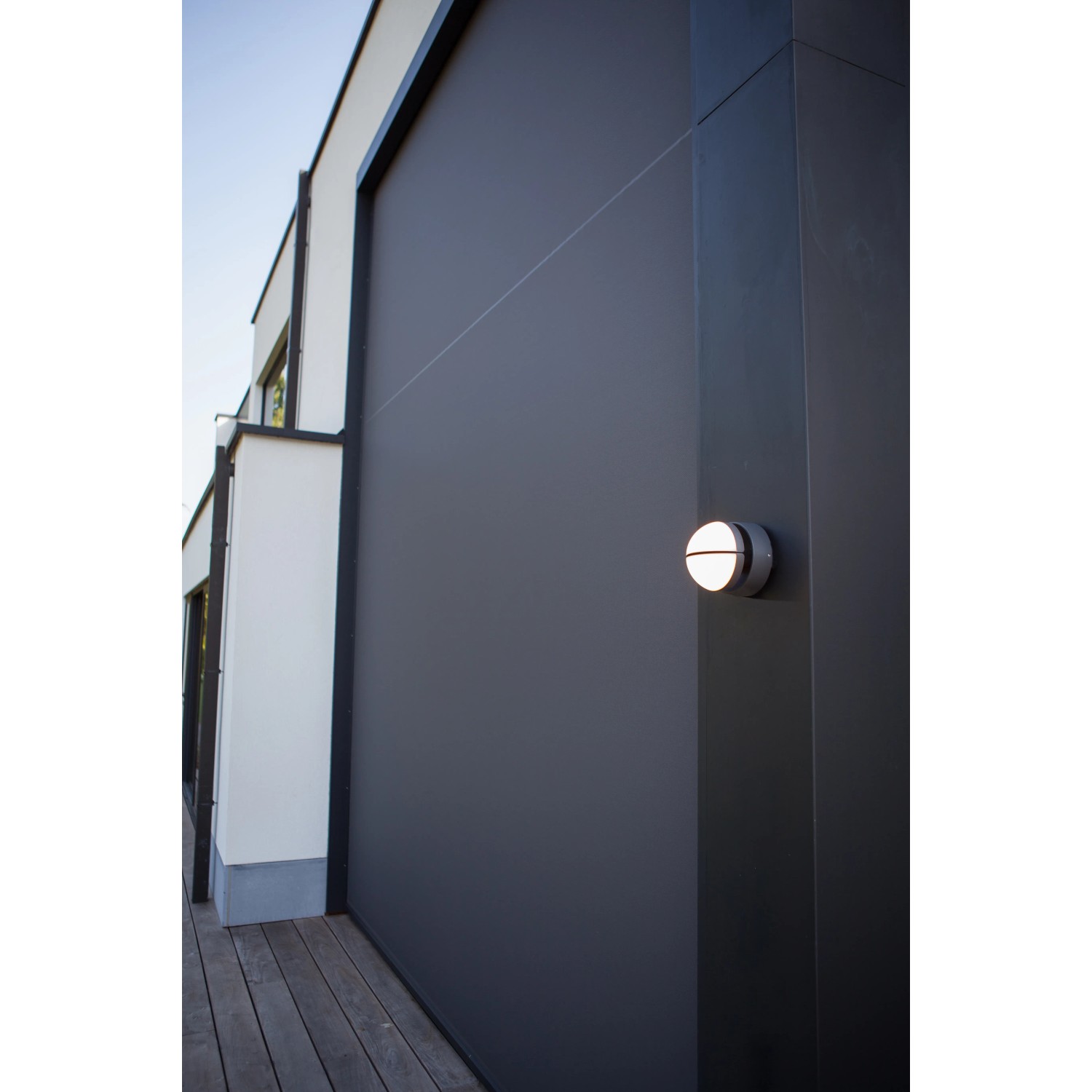 Moderne Lutec LED-Außenwandleuchte Eklips in Anthrazit mit drehbaren Leuchtenköpfen an einer Hauswand.
