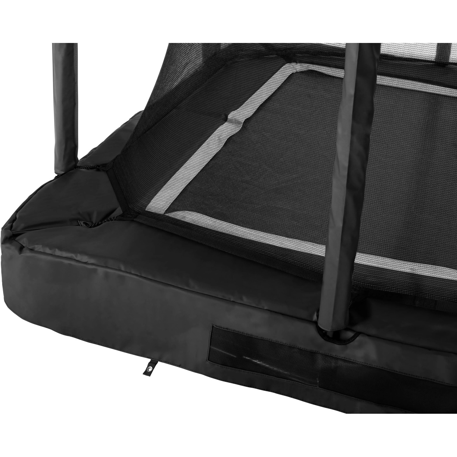 Detailaufnahme: Schwarzes Salta Premium Ground Trampolin mit Schutzrand und Belüftungssystem.
