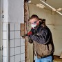 Einhell Kompressor TC-AC 420/50/10 V im Einsatz beim Fliesen abschlagen.