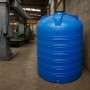 Blauer KMND 5000L Trinkwasser Wassertank aus PE, zylindrisch mit Rippen, für Regentonnen & Wasserzapfstellen.