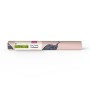 Gerollte Joules Vliestapete Guinea Fowl Blush Pink mit Perlhuhn-Motiv.