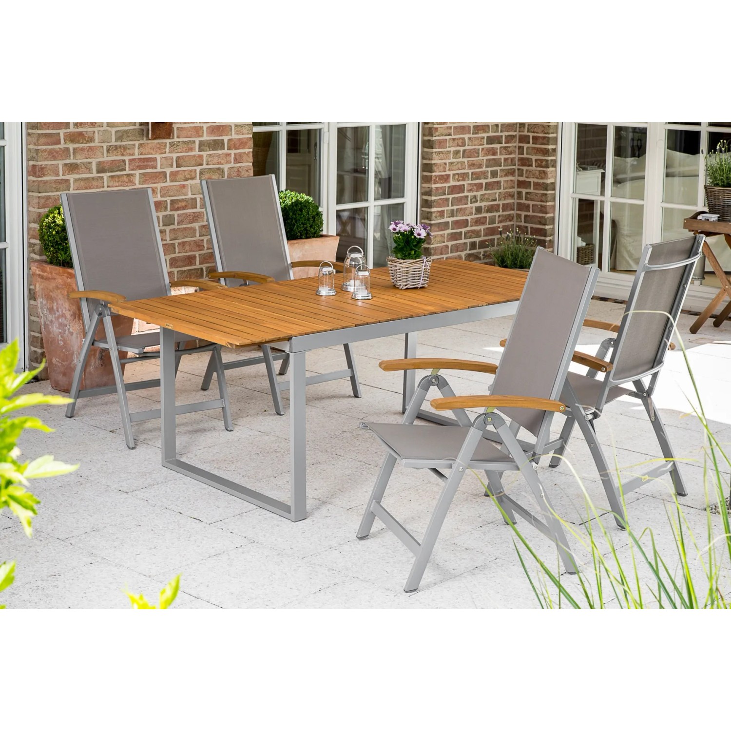 5-teiliges Gartenmöbel-Set Naxos in Grau mit Klappsesseln und Ausziehtisch aus Akazienholz.