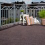 Braune Kunstrasen-Matte Field (400x200cm) auf einem Balkon mit Deko. Ideal für Terrasse und Garten.