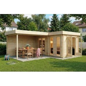 Unbehandeltes Carlsson Gartenhaus Quinta mit Flachdach und überdachter Terrasse, mit Gartenmöbeln.