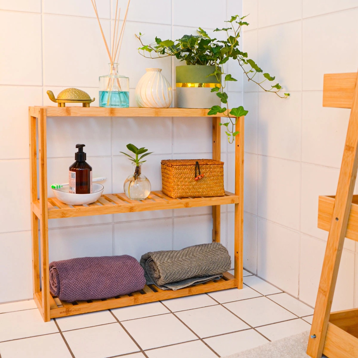 DuneDesign Bambus Badregal mit 3 Ablagen, ideal für Badutensilien und Handtücher.