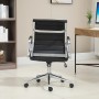 Schwarzer Svita Office Comfort Bürostuhl mit niedriger Rückenlehne und Kunstlederbezug.