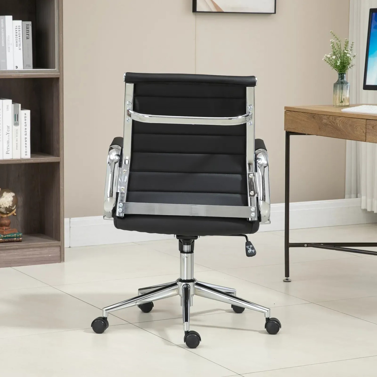 Schwarzer Svita Office Comfort Bürostuhl mit niedriger Rückenlehne und Kunstlederbezug.