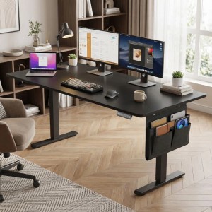 Schwarzer, elektrisch höhenverstellbarer Songmics Schreibtisch mit Zubehör im modernen Arbeitszimmer.