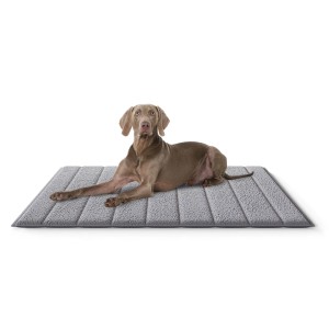 Hund liegt entspannt auf grauer Knuffelwuff Hundematte Linea Travel Velours XXL.