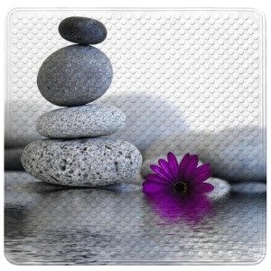 SANILO Badematte Energy Stones mit Steinturm und lila Blüte für entspanntes Duschen.