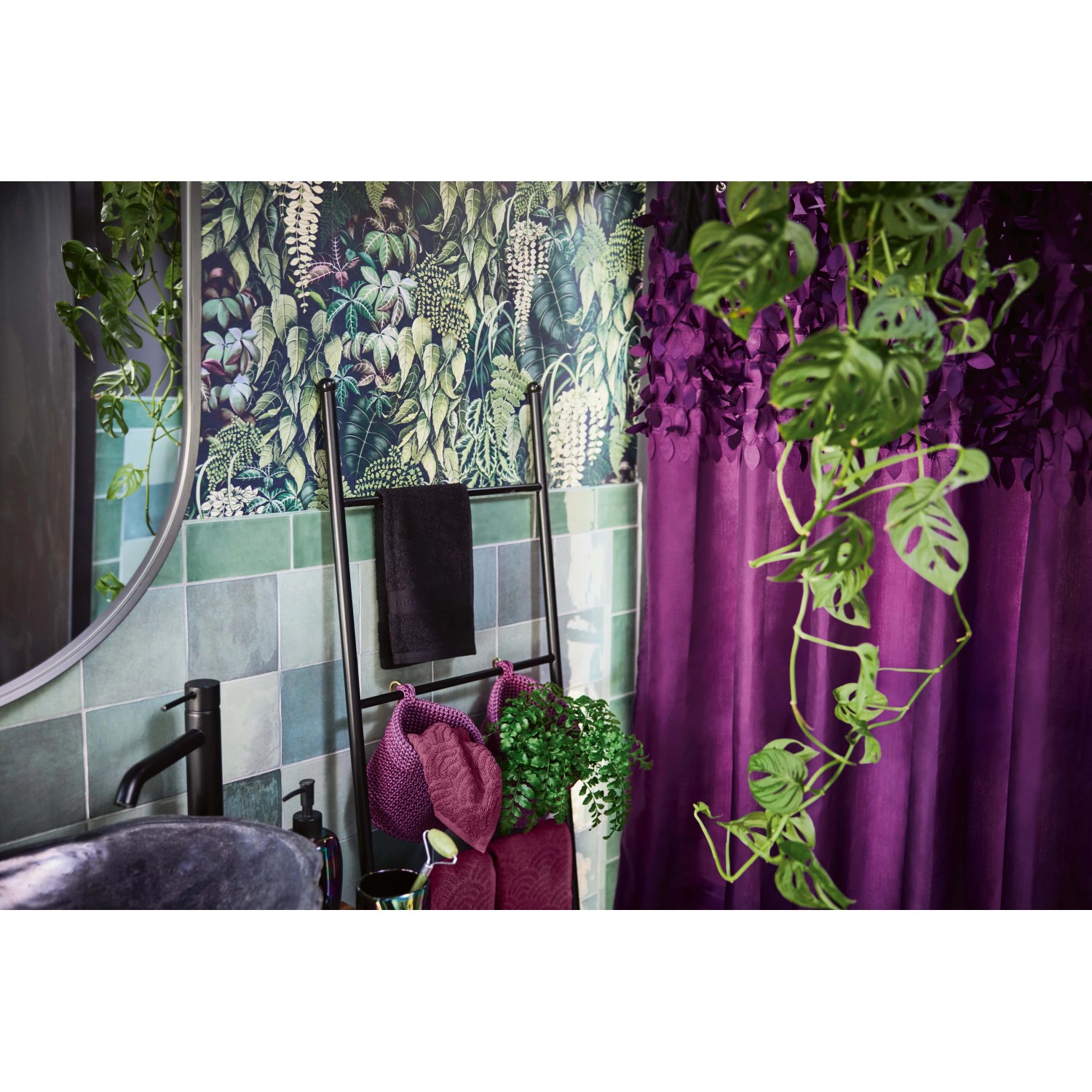Schwarzes baliv Dark Wonder Gästehandtuch 2er-Set (30x50cm) aus Baumwolle auf Leiter im Badezimmer.