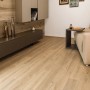 Helle Eiche Laminatboden Semeru Oak Breitdiele im Wohnraum.