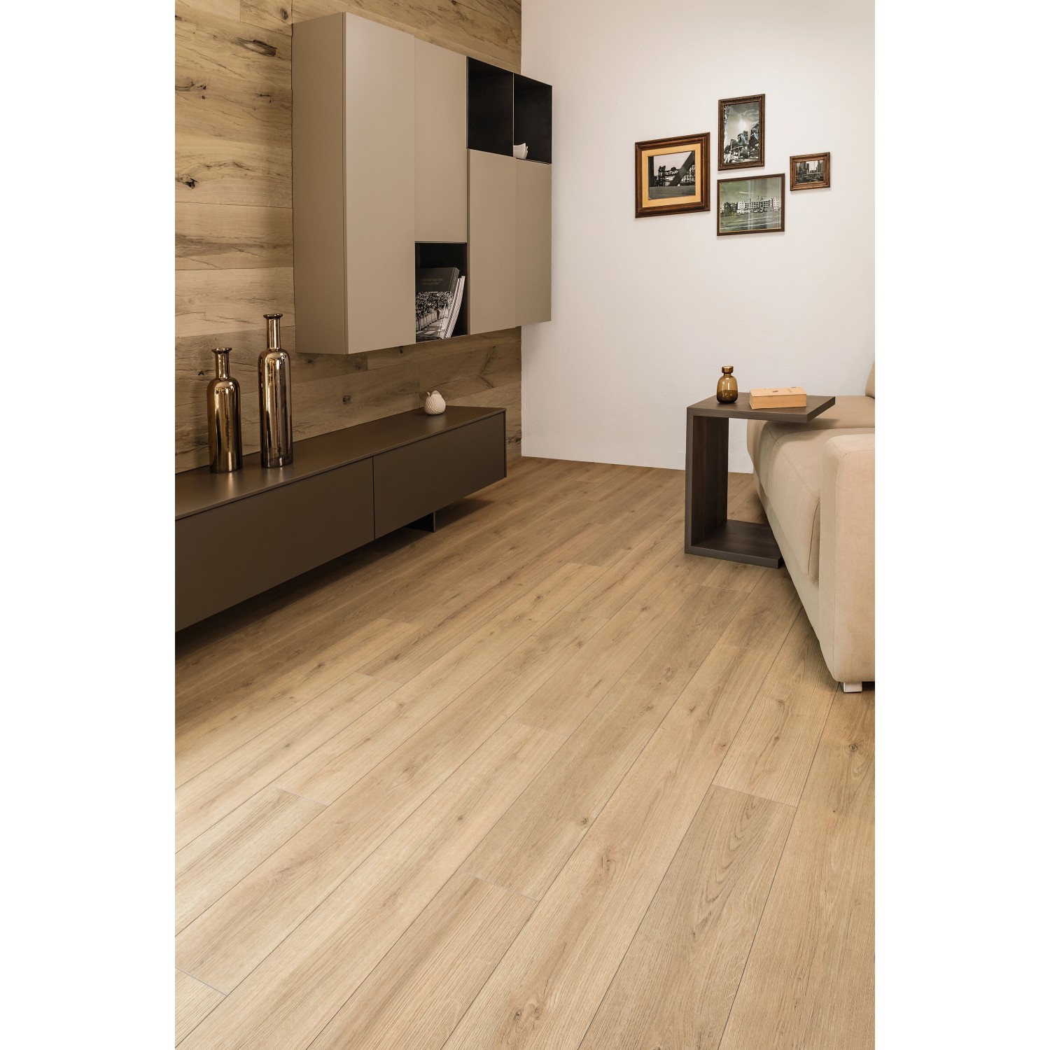 Helle Eiche Laminatboden Semeru Oak Breitdiele im Wohnraum.