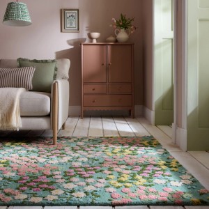 Mehrfarbiger Flair Rugs Wollteppich Emilia Floral mit Blumenmuster und Hoch-Tief-Struktur auf hellem Holzboden.