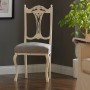 Antikweißer Stuhl mit Kreidefarbe-Möbellack von Rust-Oleum, mattes Finish.