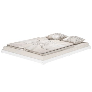 Weißes, flaches Massivholz Doppelbett 160x200 mit Rollrost und Bettwäsche.