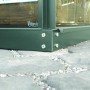 Detailaufnahme: Smaragdgrünes Vitavia Calypso Gewächshaus, 4 mm HKP, Ecke mit Befestigung.