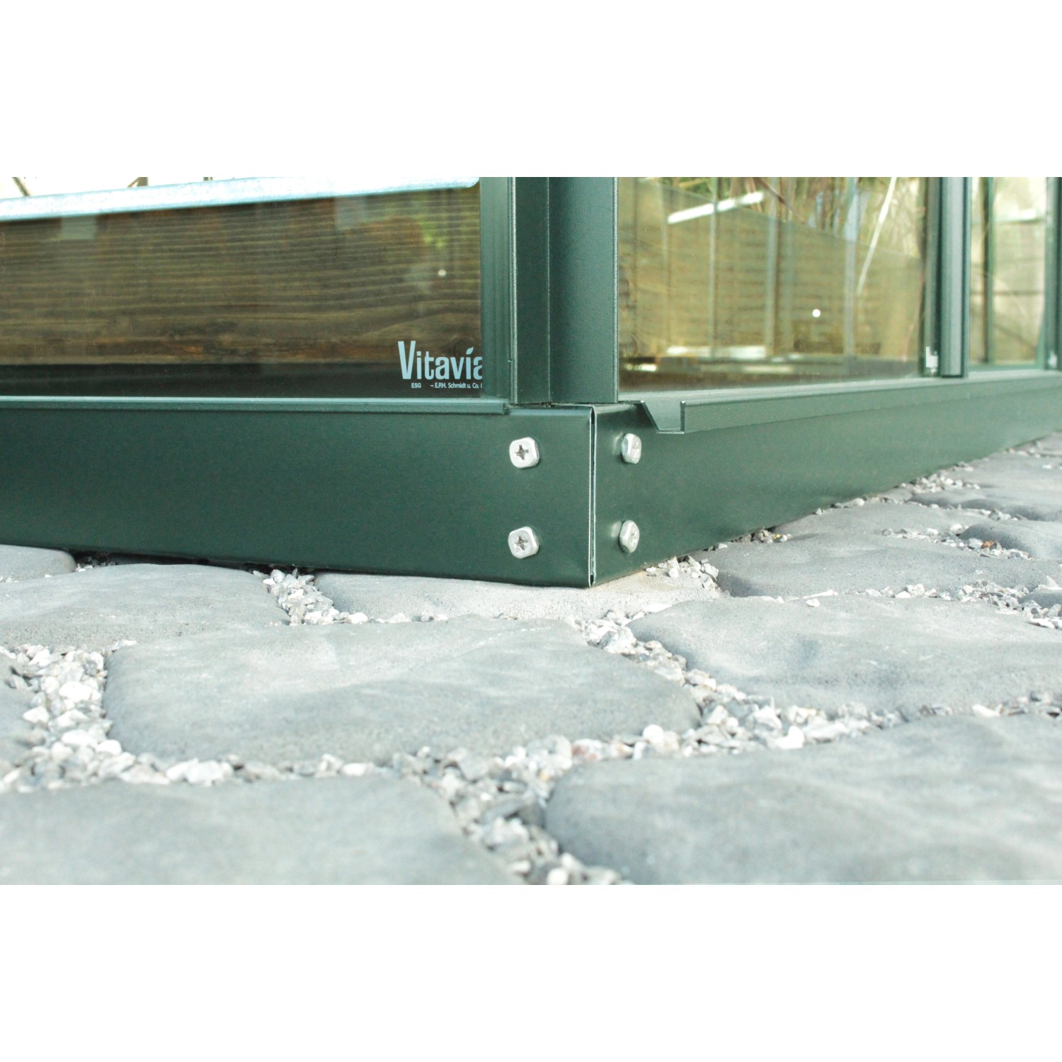 Detailaufnahme: Smaragdgrünes Vitavia Calypso Gewächshaus, 4 mm HKP, Ecke mit Befestigung.