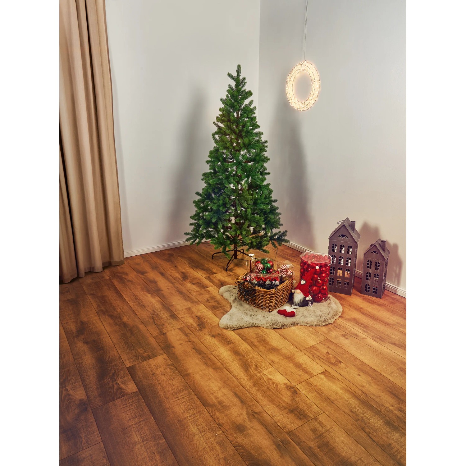 Künstlicher, grüner LED Weihnachtsbaum Nagano, 180 cm, mit Weihnachtsdeko im Wohnzimmer.