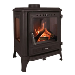 Schwarzer 365 Kaminofen Ferrox 55 Panorama (7 kW) mit Holzscheiten hinter Glas.
