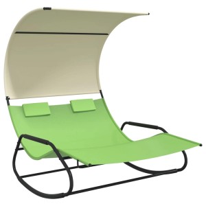 Grüne Doppel-Schaukelliege mit Sonnendach in Creme, ideal zum Entspannen im Garten.