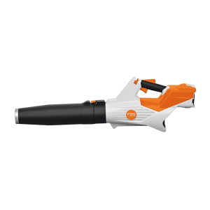 Stihl Akku-Blasgerät BGA 60 in Orange-Grau. Leistungsstarker Laubbläser mit langem Blasrohr zur Flächenreinigung.