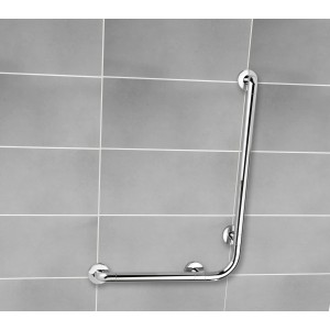 Wenko Wandhaltegriff Secura 90° aus Chrom an grauer Wand für mehr Sicherheit im Bad.