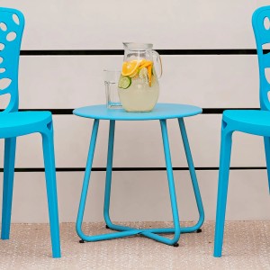 Blauer, runder Homestyle4u Gartentisch/Beistelltisch (45 cm) mit Getränken und Stühlen.