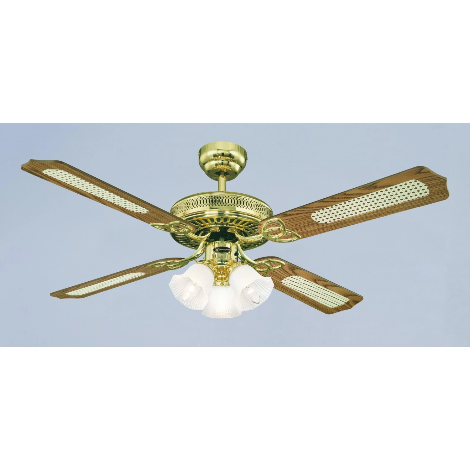 Westinghouse Deckenventilator Monarch Trio mit Beleuchtung, poliertem Messinggehäuse und Holzflügeln.