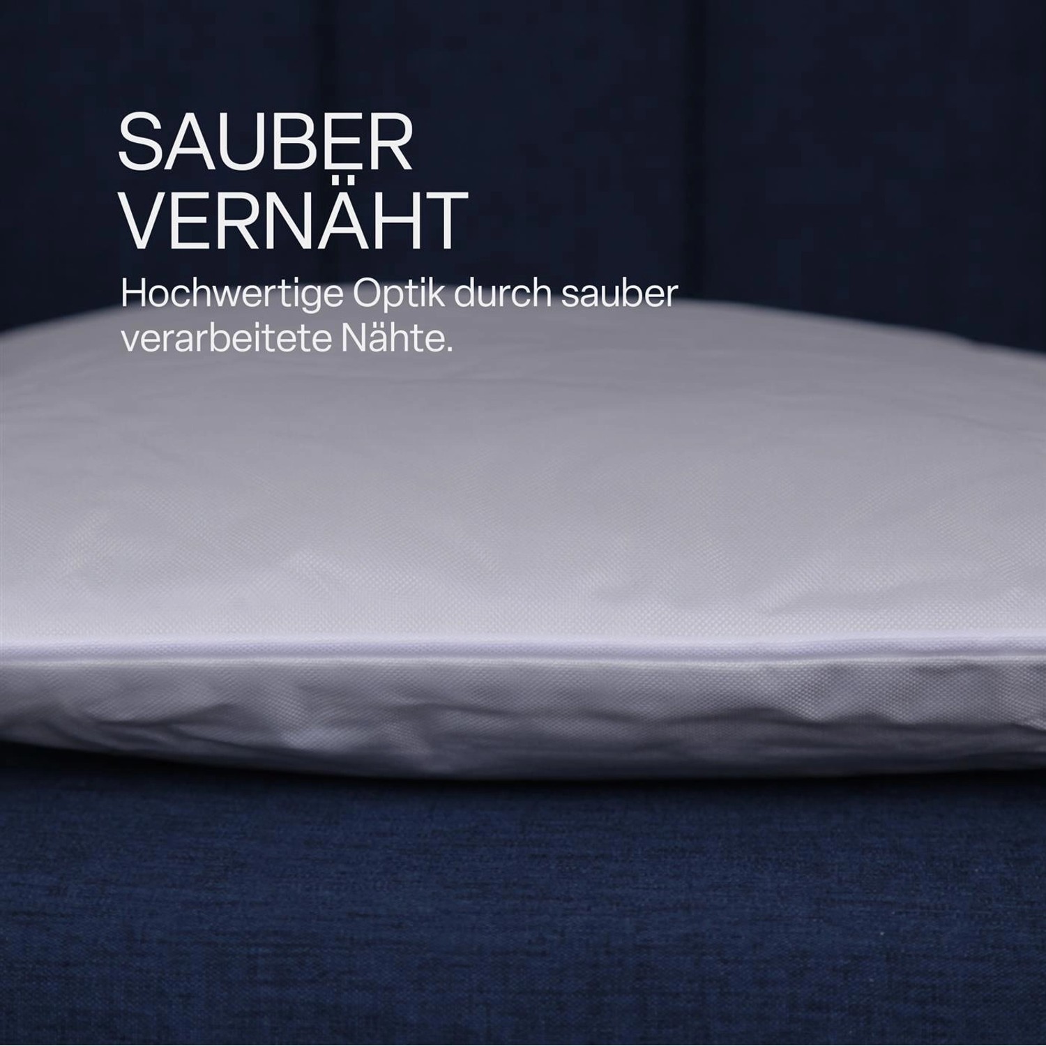 Detailaufnahme: Beiges Outdoor Kissen mit weißer Paspel, sauber vernäht.