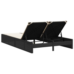 Schwarze Doppel-Sonnenliege aus Rattan mit creme-weißen Kissen und verstellbarer Rückenlehne.