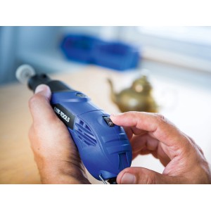 LUX Multifunktionswerkzeug MFW-160 in Aktion, Drehzahl wird eingestellt.