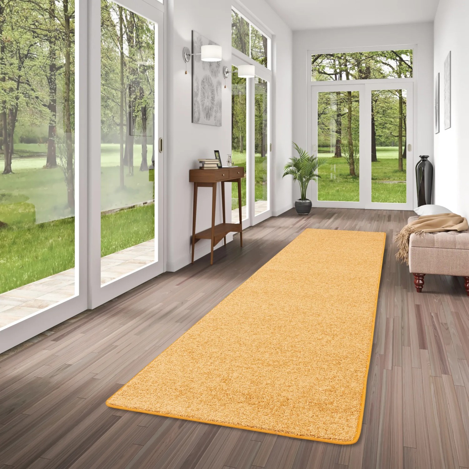 Currygelber Hochflor-Teppichläufer Mona, 80x240cm, im Flur auf dunklem Holzboden.