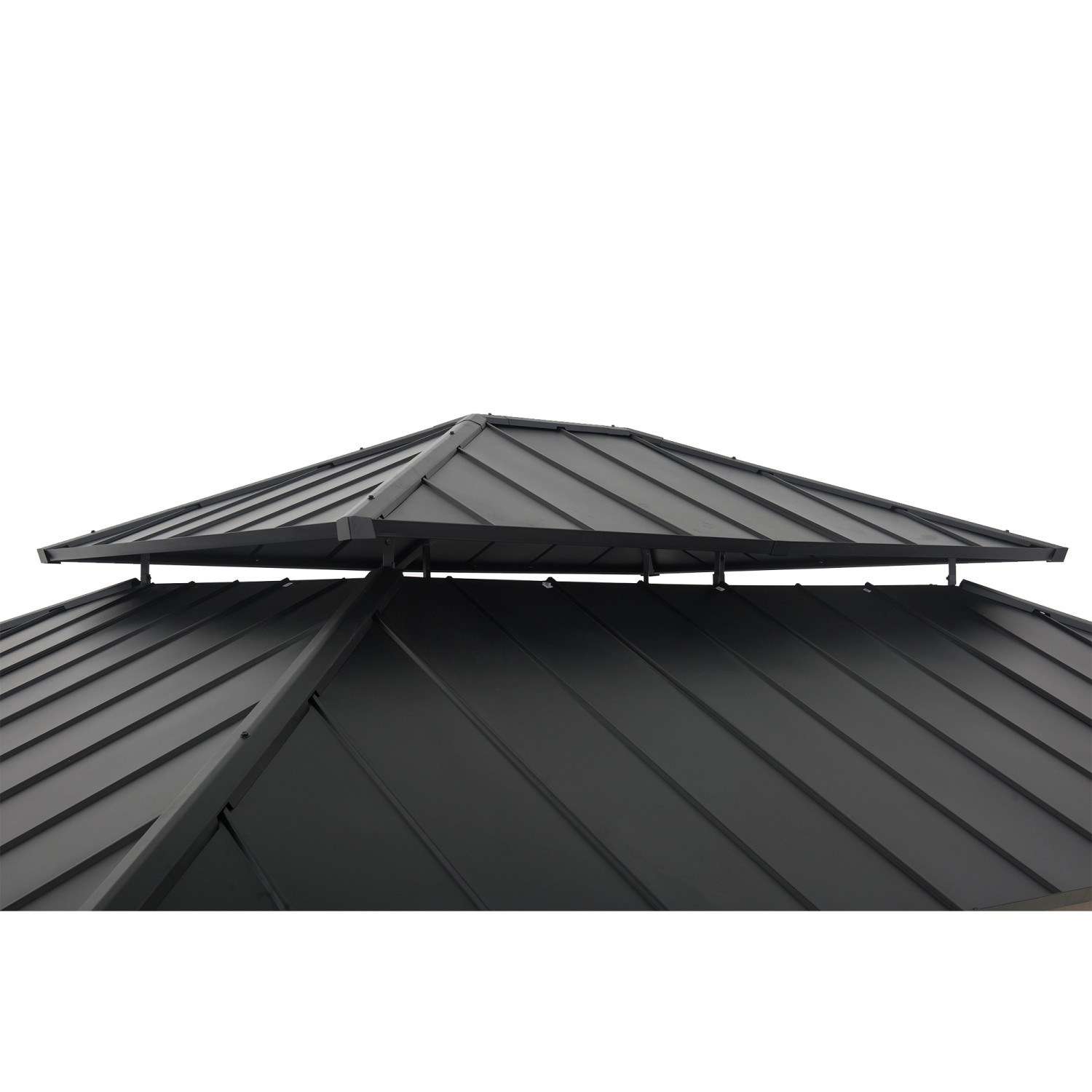 Detailaufnahme des schwarzen Stahl-Dachs vom Sunjoy Gazebo Rysy Zedernholz Pavillon.