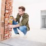 Anwendung von Soudal Bauschaum B2 Genius Gun zum Füllen eines Mauerdurchbruchs.