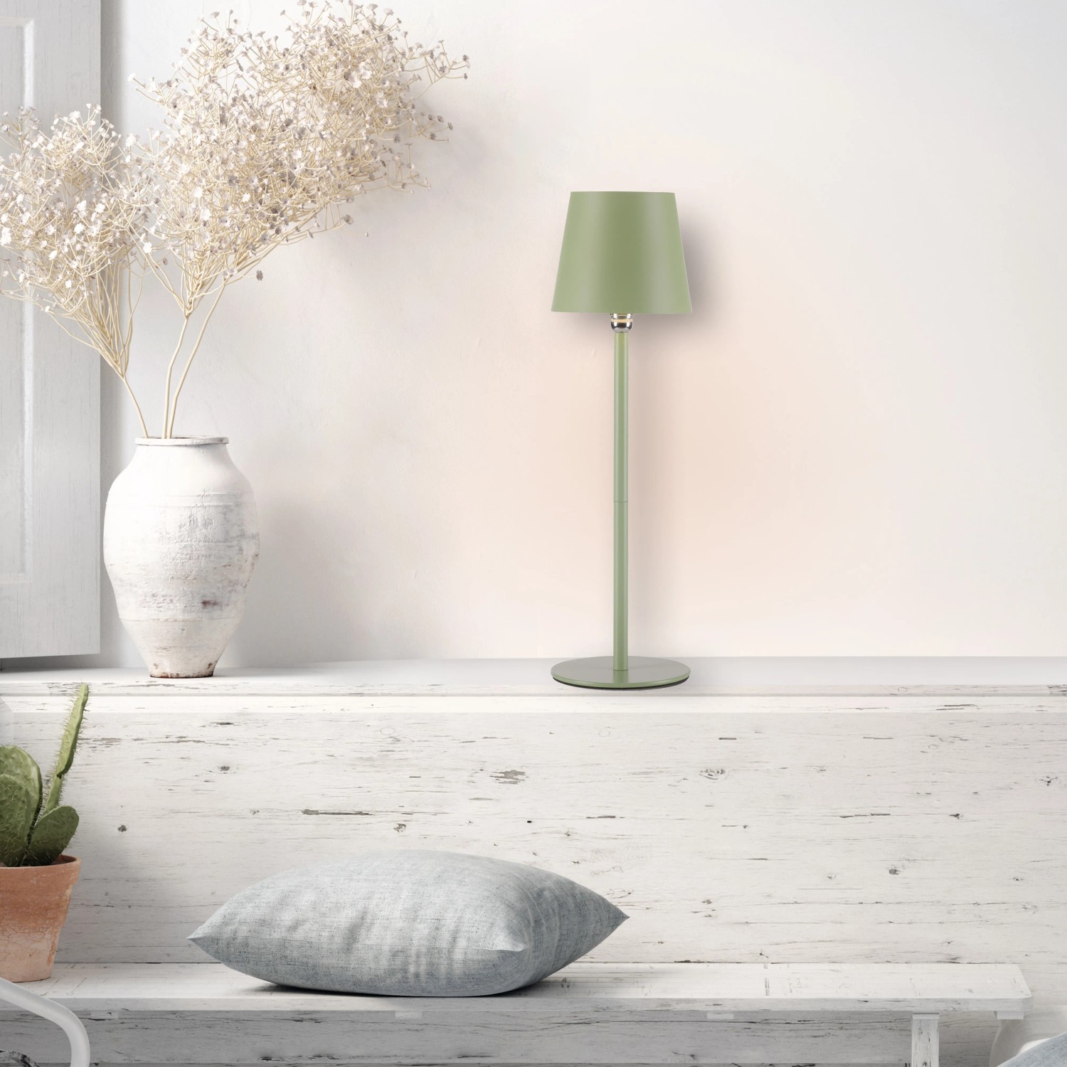 Grüne Akku-LED-Tischleuchte Boteria, Ø 11 cm, 37 cm hoch. Dekorative Außenleuchte mit warmweißem Licht.