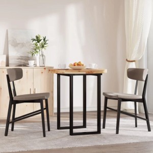 Esstisch mit runder Akazienholz-Tischplatte und zwei Stühlen im Esszimmer.
