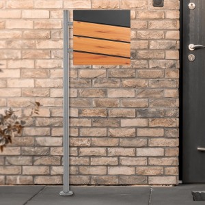 ML-Design Standbriefkasten mit Zeitungsfach und Pfosten vor Backsteinwand.