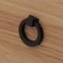 Detailansicht des schwarzen Ring-Griffs auf brauner Holzoberfläche des MCW Wohnzimmerschranks.