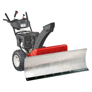 MTD Schneefräse mit montierter Gummischürfleiste am Schneeräumschild zum Schutz von Bodenplatten.