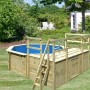 Karibu Holzpool Set mit Sonnenterrassen und Leiter im Garten.