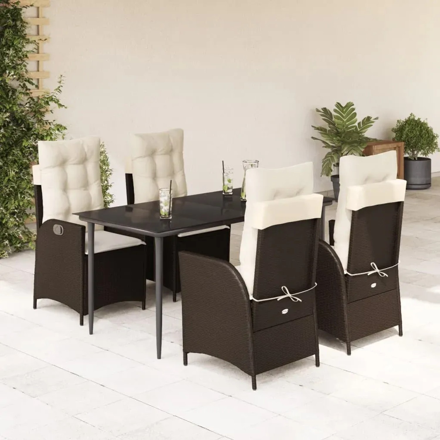Braune 5-tlg. vidaXL Garten-Essgruppe aus Polyrattan mit Tisch und Stühlen mit cremefarbenen Kissen.