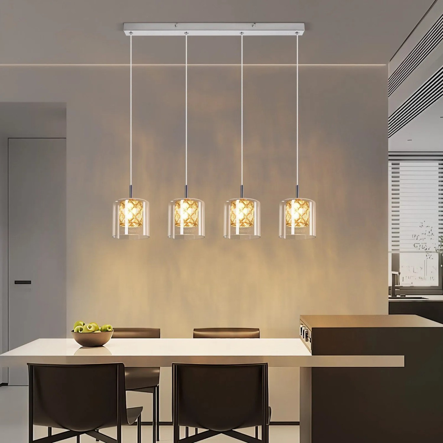 Moderne 4-flammige Pendelleuchte aus Glas und Kristall über Esstisch. Höhenverstellbare Hängeleuchte für Wohnzimmer.